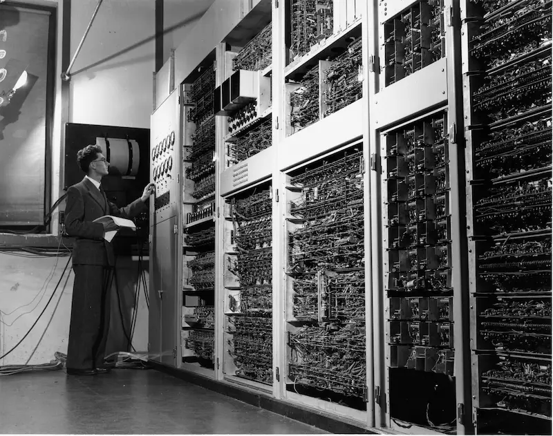 En gammel computer i et serverrum