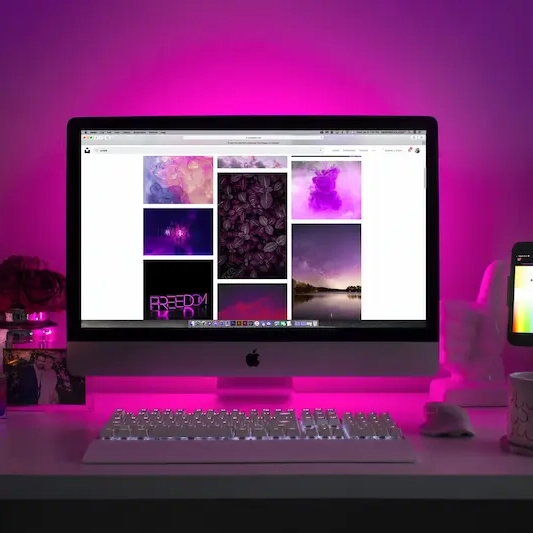 Et desktop
        setup på en Apple PC