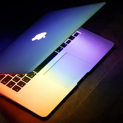 En Macbook laptop computer