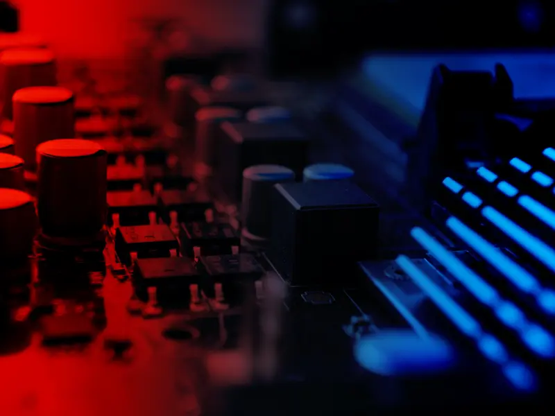 Et motherboard med rødt og blåt RGB